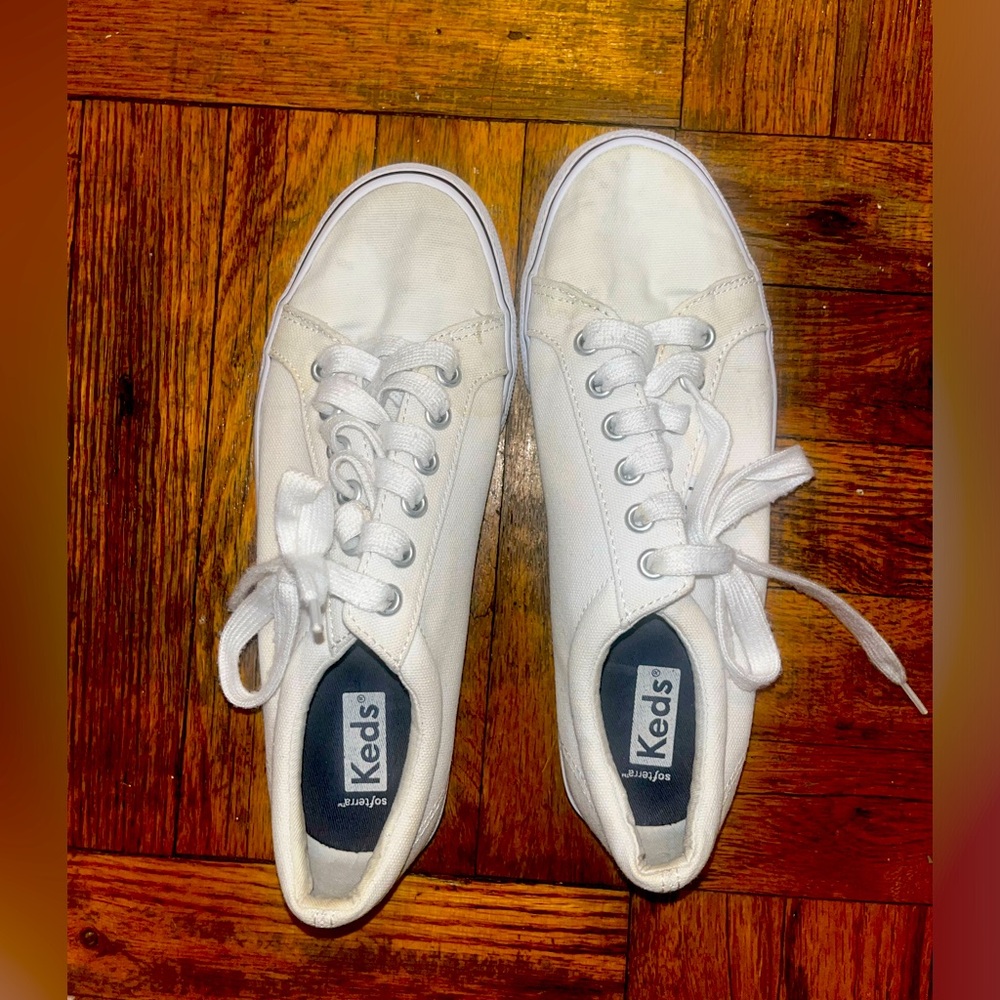 White sneaker Keds